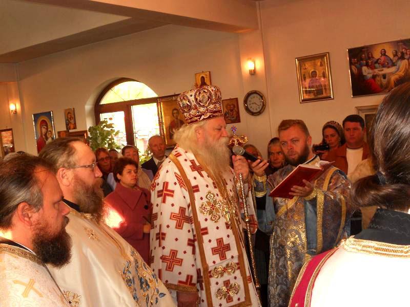 PS Calinic Botoșăneanul în timpul Sfintei Liturghii